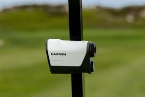 Точные измерения с компактным лазерным дальномером для гольфа Garmin Approach Z10 фото