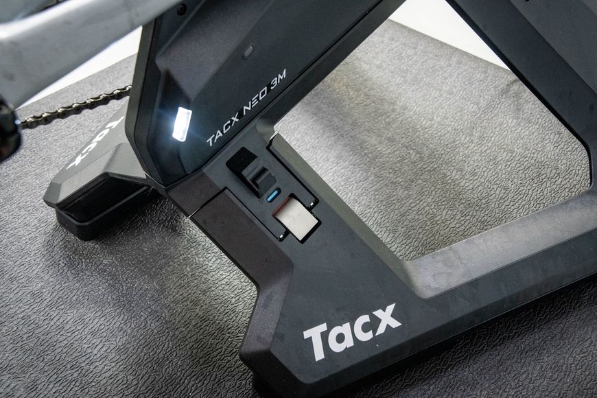 Смарт-тренажер для велосипеда Tacx NEO 3M с прямым приводом и 11-скоростной кассетой 010-02808-60 фото