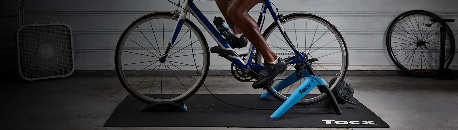 Велотренажер Tacx Boost прост в США, доступен по цене и очень тихий.